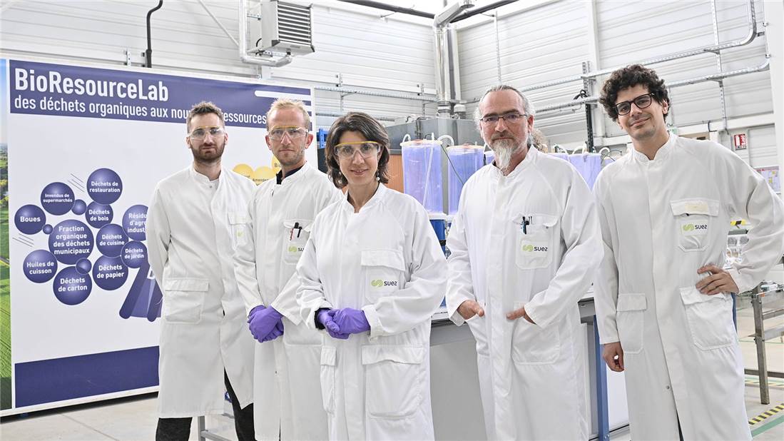 Cirsee-BioResourceLab SUEZ employees on the BIORESOURCElab, international research and innovation center dedicated to the recovery of organic waste - France