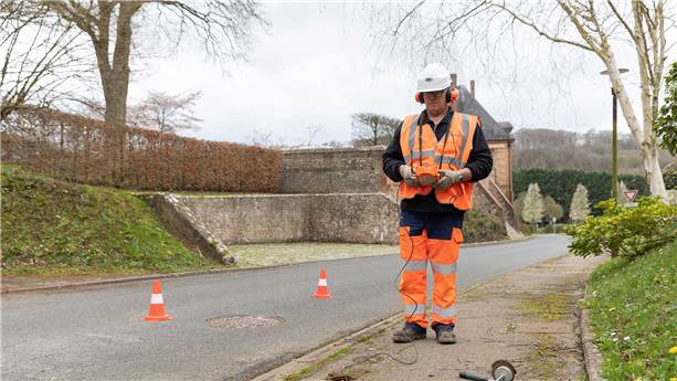 Collaborateur-recherche-fuite-camera SUEZ employee searching for a water leak using a portable camera