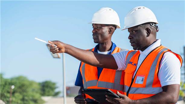Collaborateurs-sen-eau-usine-eau-potable-senegal SEN'EAU employees in the drinking water treatment plant in Saint-Louis, Senegal