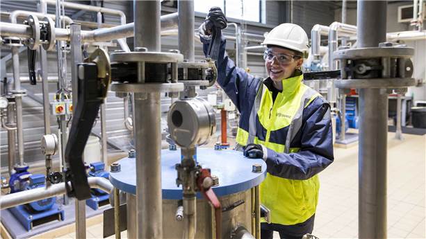 Site-MARS-Chocolat-France SUEZ employee working at MARS Chocolat France site